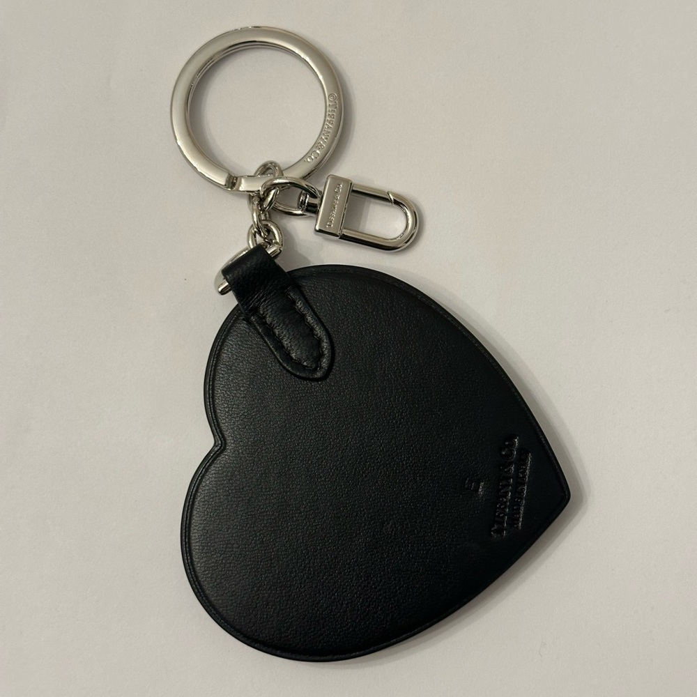 Return to Tiffany & Co. Padded Bag Charm in black leather. Engraved Letter E - Picture 6 of 9